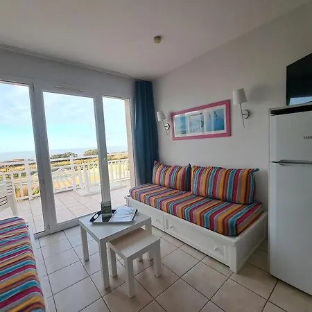 Front De 2 Piscine Chauffees La Pironniere De L'estrand *